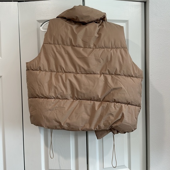 Puffer vest, tan size XL, with adjustable sides and pockets in tan color. - Picture 6 of 7